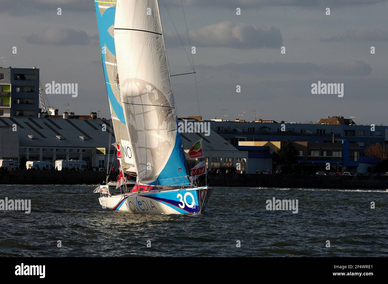 SEGELN - TRANSATLANTISCHES RENNEN - LA SOLIDAIRE DU CHOCOLAT - SAINT NAZAIRE (FRA) - 18/10/09PHOTO : JULIEN GIRARDOT / DPPI START - INITIATIVEN NOVEDIA - SKIPPER TANGUY DELAMOTTE UND ADRIEN HARDY Stockfoto