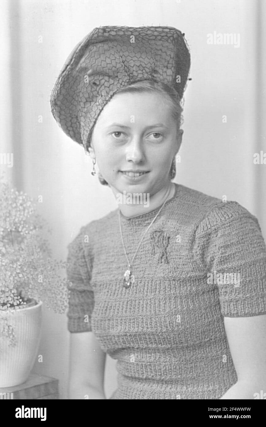 Junge Frau aus der Familie Redakteur in der Strickpullover Und mit Hut Stockfoto