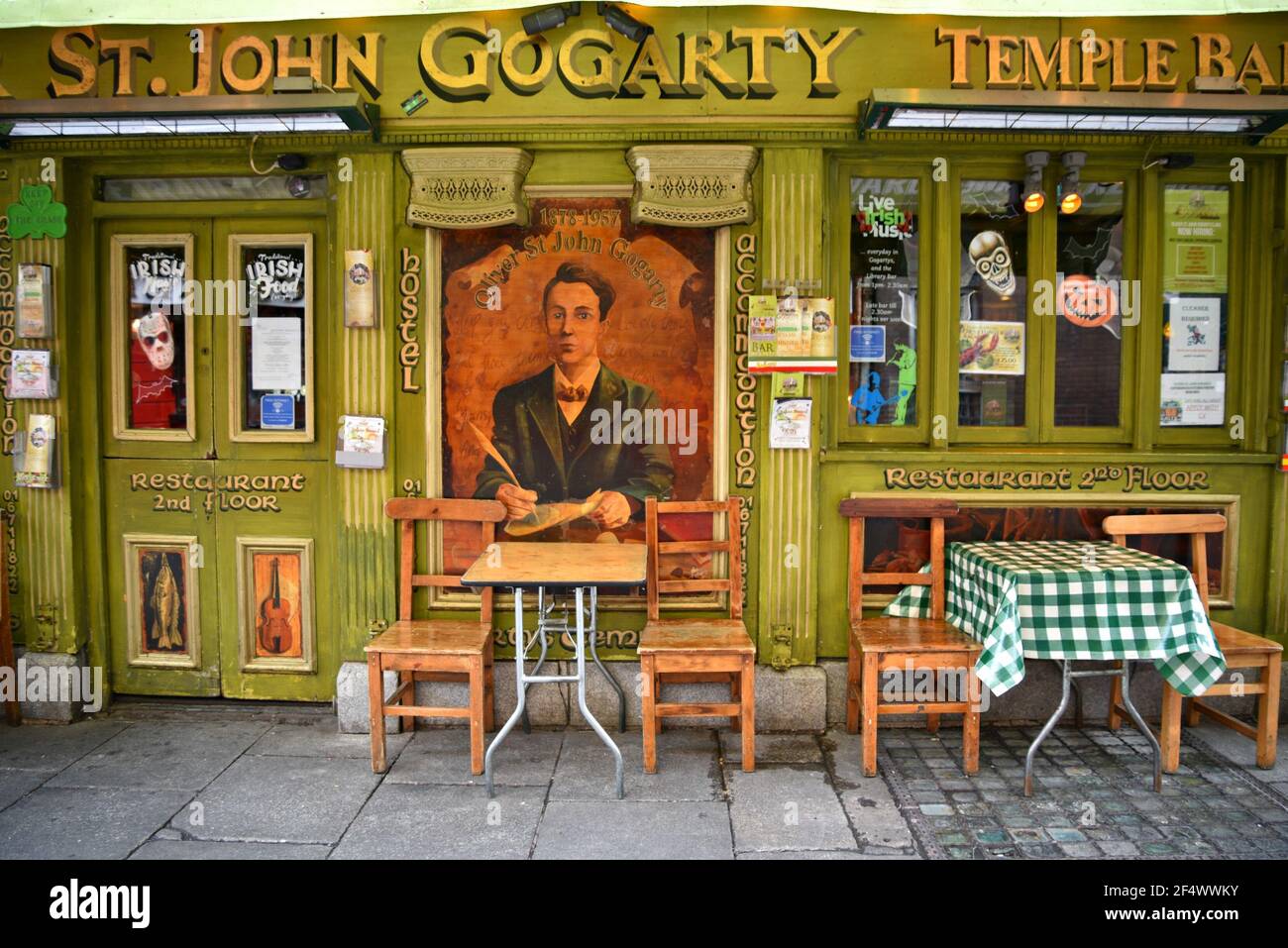 Blick von der Fassade auf den traditionellen Irish Pub von Oliver St. John Gogarty im Zentrum von Dublins Kulturviertel Temple Bar, Irland. Stockfoto