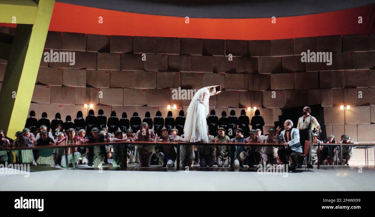 Mitte: Deborah Polaski (Brunnhilde) Rechts: Kurt Rydl (Hagen), Alan Held (Gunter) in GOTTERDAMERUNG von Wagner an der Royal Opera, Covent Garden, London WC2 14/10/1995 Dirigent: Bernard Haitink Design: Nigel Lowery Beleuchtung: Pat Collins Bewegung: Matthew Hamilton Regie: Richard Jones Stockfoto