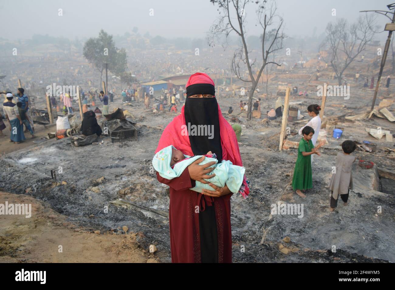 Cox's Bazar, Bangladesch. März 2021, 23rd. Massives Feuer zerstört am Montag, den 22. März, rund 10000 Häuser und 15 Tote im Rohingya-Flüchtlingslager in Cox'x Bazar, Bangladesch.Quelle: MD Zakirul Mazed/Alamy Live News Stockfoto