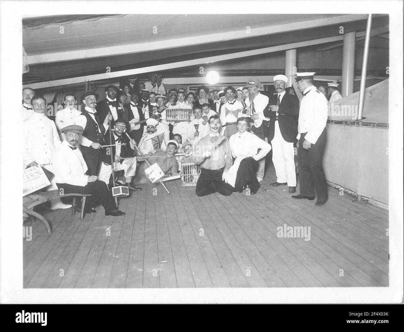 Hochsee-Passagierdampfer Cleveland, Aufnahmen an Bord. Gruppenbild mit kostümierten Touristen und Katzen in Tierkäfigen während eines Onboard Stockfoto