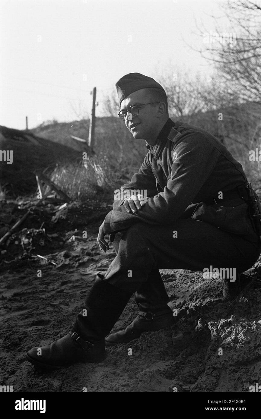 Zweiter Weltkrieg. Niederlande unter deutscher Besatzung. Porträt eines Angehörigen der deutschen Wehrmacht in Dünen an der Nordsee (wahrscheinlich in Den Haag) Stockfoto