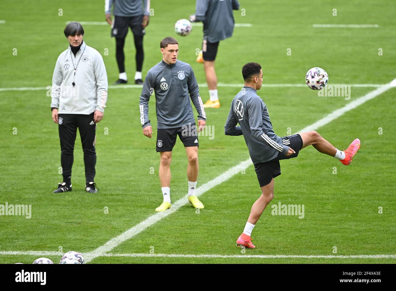 Bundestrainer Joachim Jogi Loew beobachtet Florian Wirtz und Jamal Musiala (Deutschland). GES. / Fussball / DFB-Training Düsseldorf, die Team, 23.03.2021 Fußball: Training, Training Deutsche Nationalmannschaft, Düsseldorf, 23. März 2021 - Einsatz weltweit Stockfoto