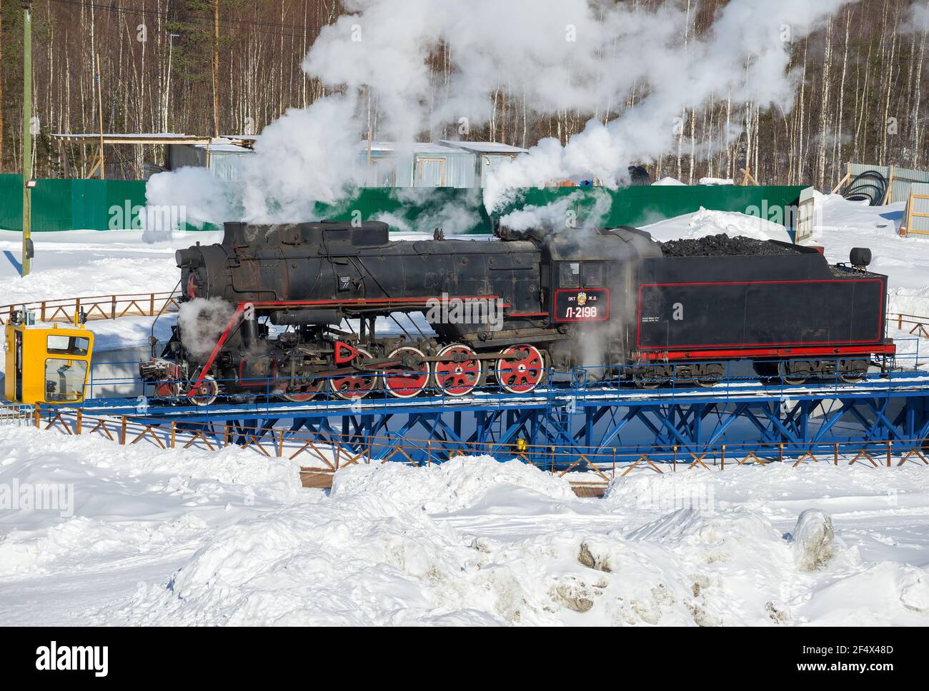 RUSKEALA, RUSSLAND - 10. MÄRZ 2021: Alte sowjetische Hauptbahndampf-Lokomotive L-2198 Sie entfaltet sich auf einem Wendekreis an einem Märztag. Ruskeala Stockfoto