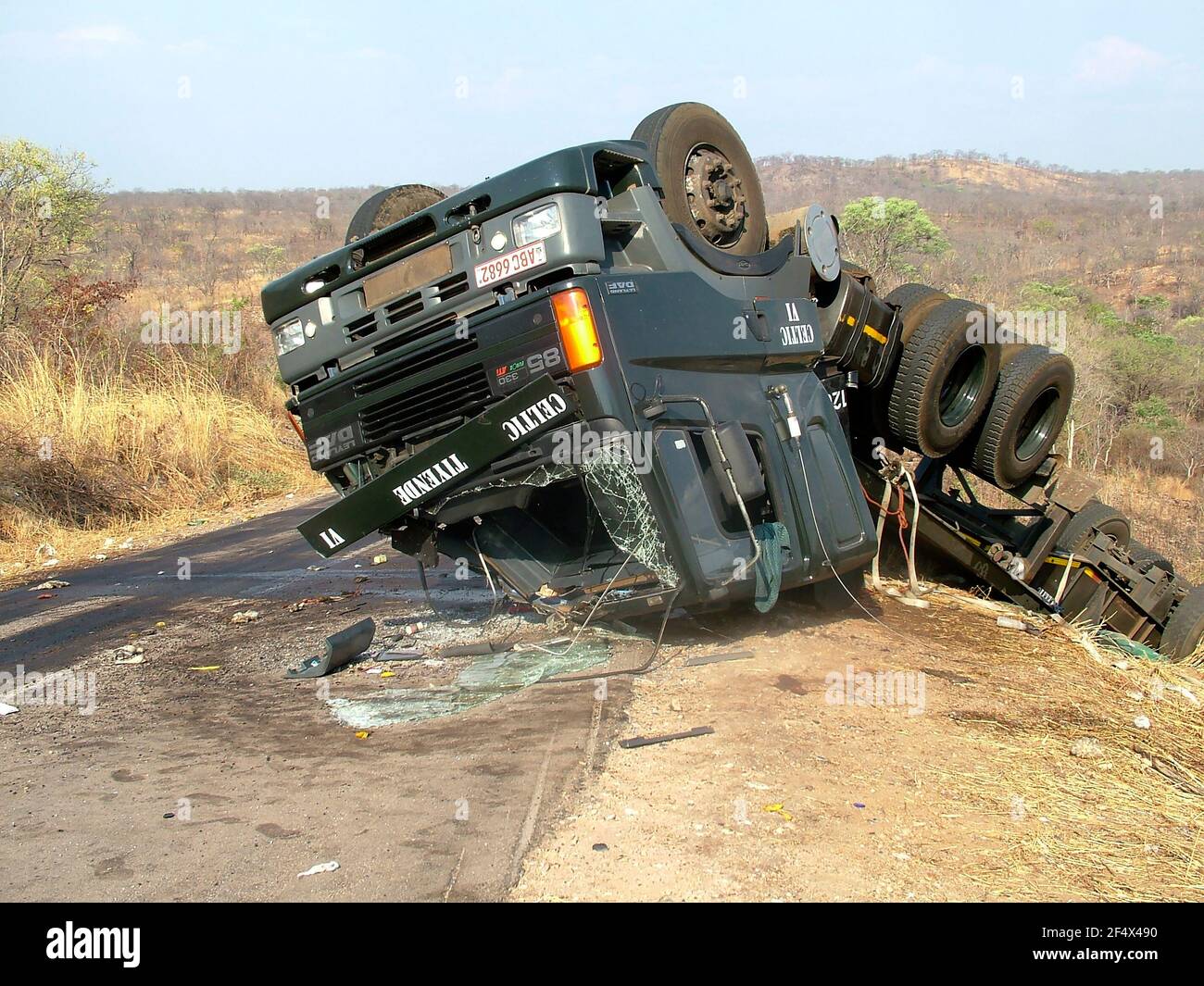 21. Oktober 2006. Ein umgedrehter LKW und Anhänger auf einem berüchtigten Unfall schwarzen Fleck auf der Straße nach Livingstone in Sambia, Südafrika Stockfoto