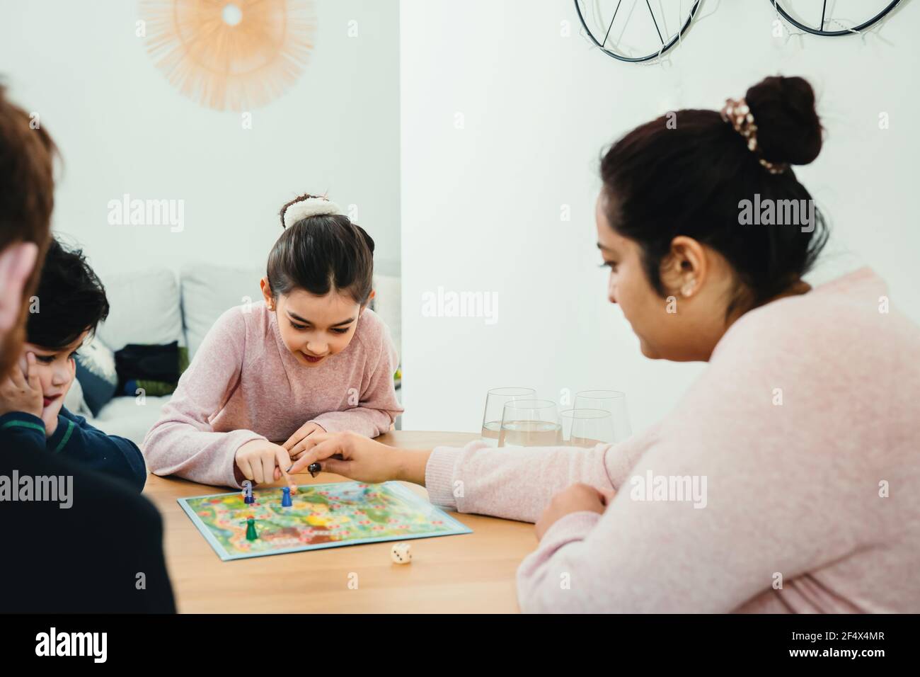 Familie verbringt Zeit zu Hause und spielt das Brettspiel Stockfoto