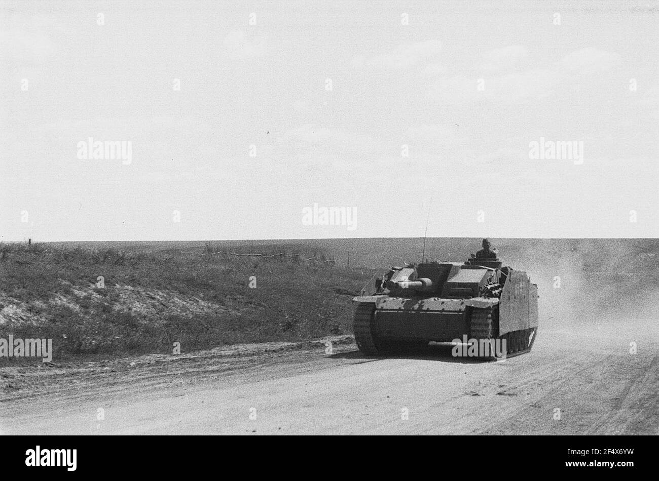 Zweiter Weltkrieg. Bilder auf der Vorderseite. Ukraine. Unverfeinerte Autobahn mit Panzer der deutschen Wehrmacht Stockfoto
