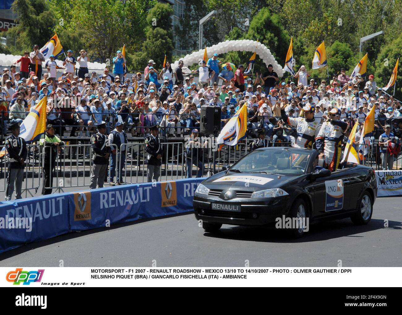 MOTORSPORT - F1 2007 - RENAULT ROADSHOW - MEXIKO 13/10 BIS 14/10/2007 - FOTO : OLIVIER GAUTHIER / DPPI NELSINHO PIQUET (BRA) / GIANCARLO FISICHELLA (ITA) - AMBIENTE Stockfoto