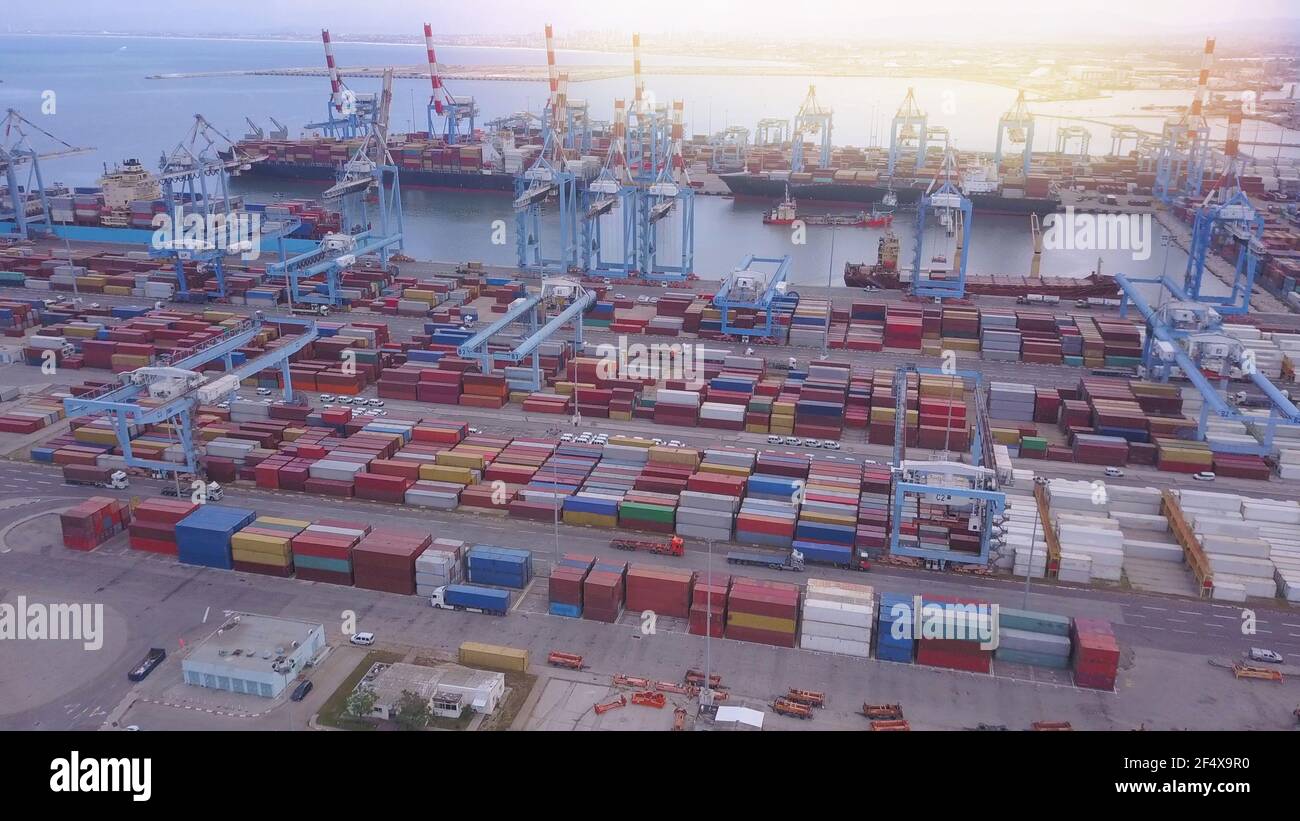 Draufsicht auf einen Hafen mit Ankerschiffen, Kräne und Frachtcontainern. Stockfoto