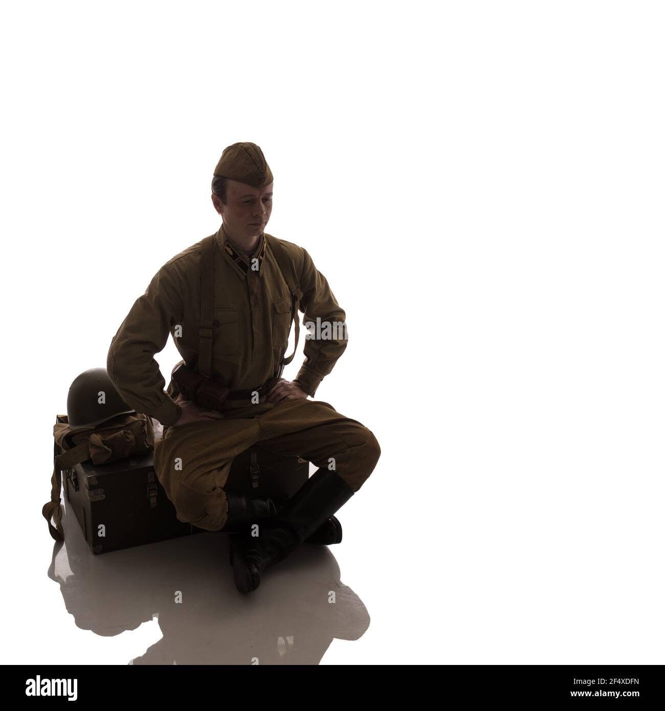 Mann Schauspieler in Militäruniform eines Soldaten der Roten Armee des Zweiten Weltkriegs.Foto im Stil von "low key" Stockfoto