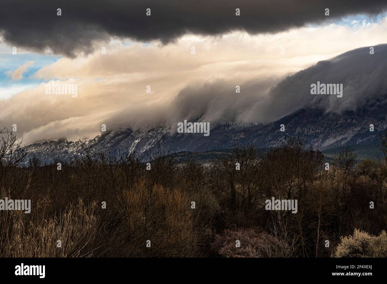 Nordwolken bedecken die schneeweißen Berge. Abruzzen, Italien, europa Stockfoto