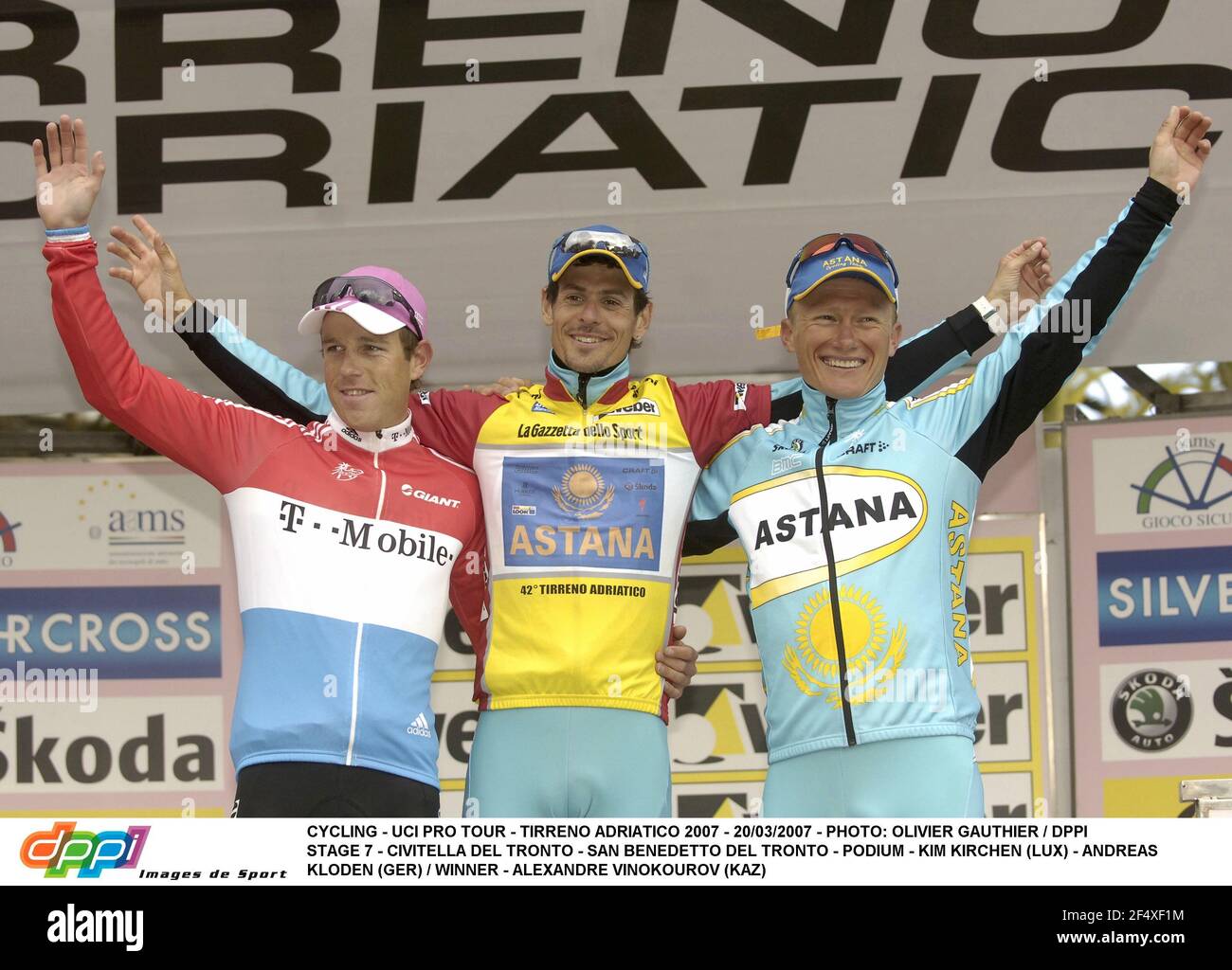 RADFAHREN - UCI PRO TOUR - TIRRENO ADRIATICO 2007 - 20/03/2007 - FOTO: OLIVIER GAUTHIER / DPPI ETAPPE 7 - CIVITELLA DEL TRONTO - SAN BENEDETTO DEL TRONTO - PODIUM - KIM KIRCHEN (LUX) - ANDREAS KLODEN (GER) / SIEGER - ALEXANDRE VINOKOUROV (KAZ) Stockfoto