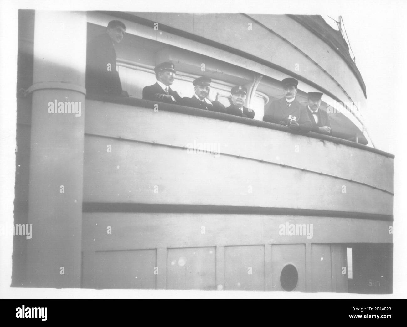 Kreuzfahrten der Hamburg-Amerika-Linie, um 1911/1913. Gruppenbild mit Touristen auf Geländer eines Passagierdampfers Stockfoto