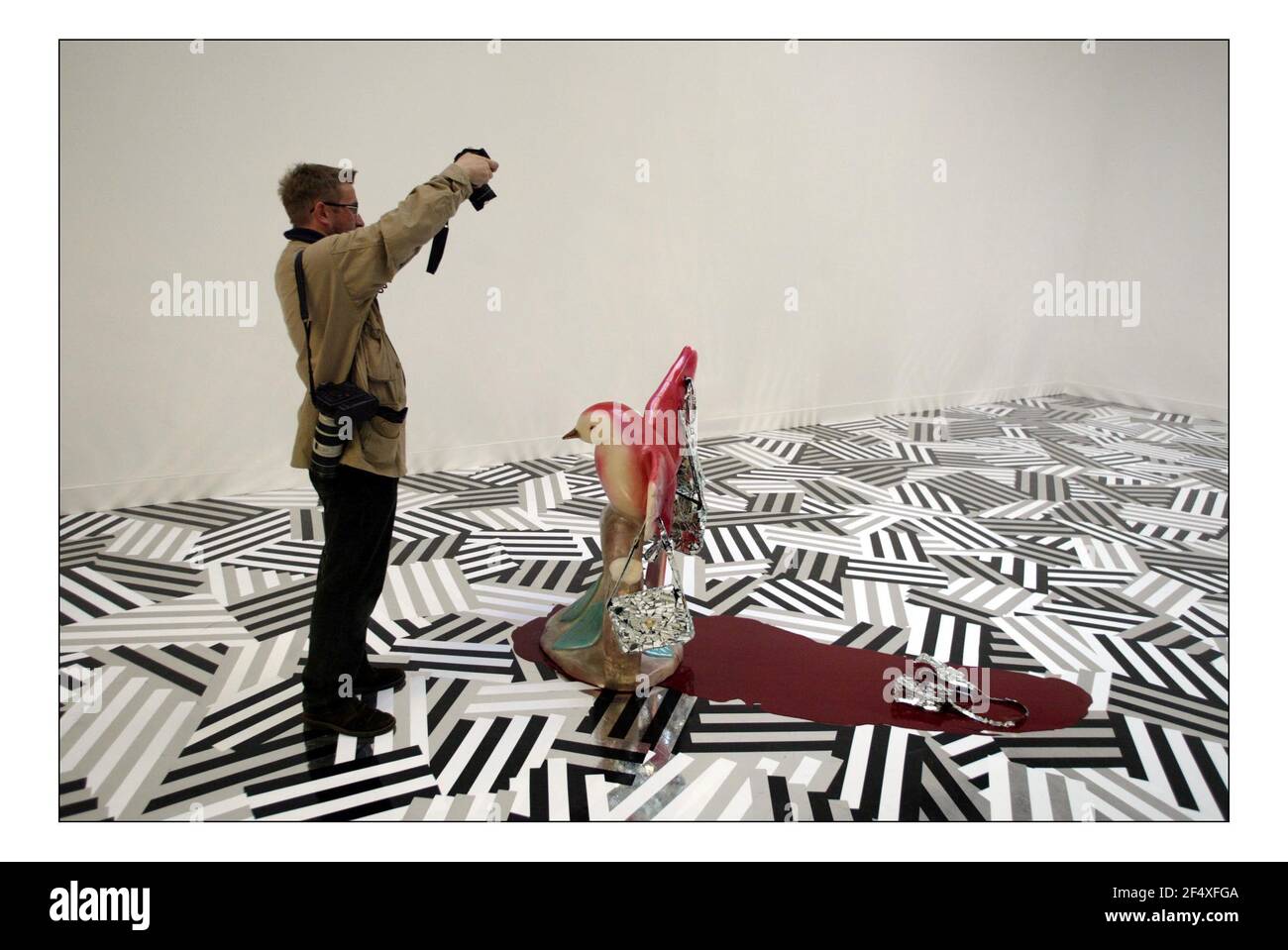Turner Prize 2005 Ausstellung - Presseinformation. Die Show ist vom 18. Oktober bis zum 22. Januar für die Öffentlichkeit zugänglich. Der Gewinner wird am 5. Dezember bekanntgegeben. Künstler Jim Lambie..... in der engeren Auswahl 'The Kinks' 2005, Mischtechnik-Installation. PIC David Sandison 17/10/2005 Stockfoto