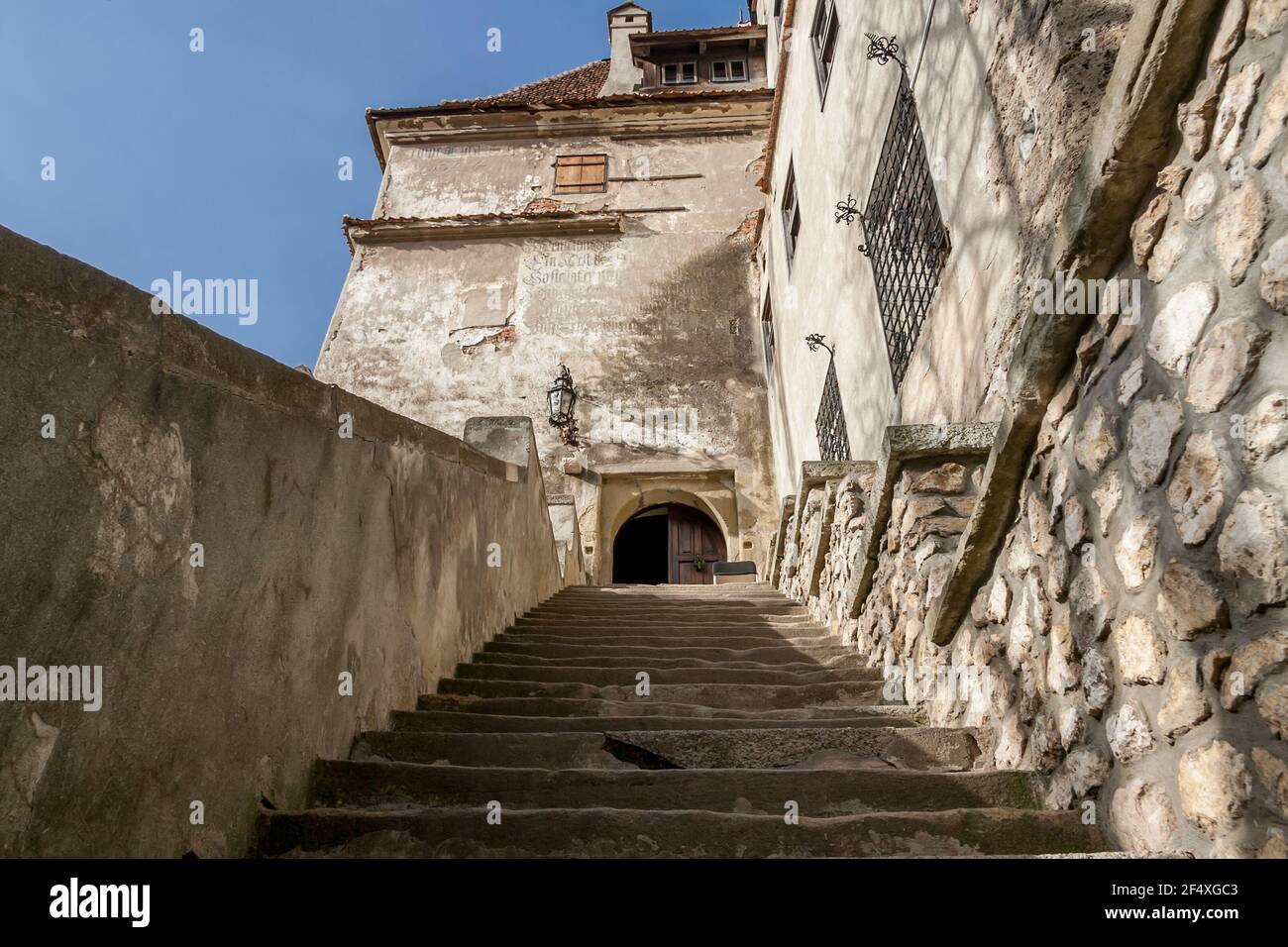 Haupteingang Treppe der mittelalterlichen Burg von Bran, bekannt als die Burg des Grafen Dracula. Brasov, Siebenbürgen. Rumänien. Stockfoto