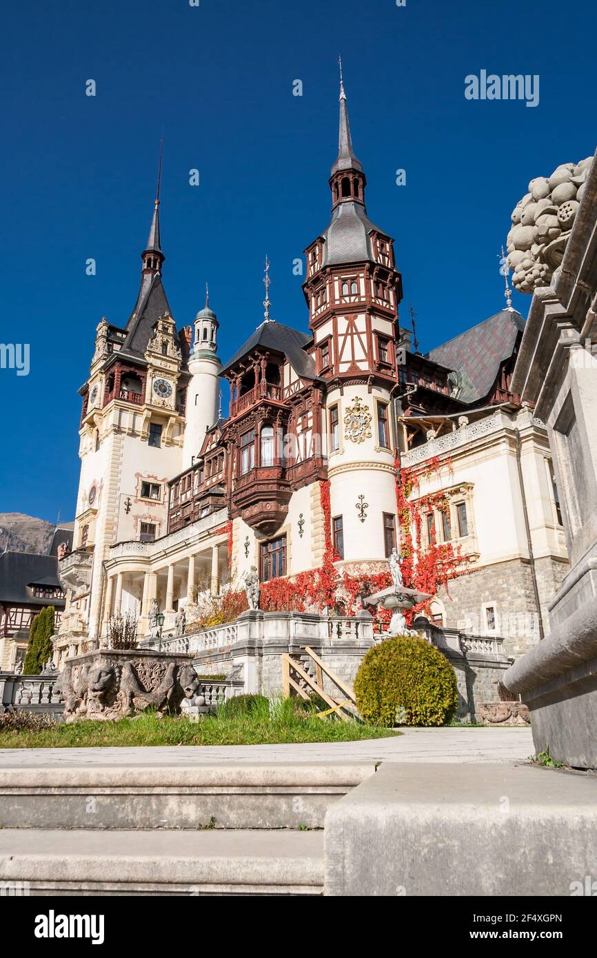 Schöne berühmte Peles Royal Castle und Ziergarten in der Herbstsaison. Gebäude im Stil der deutschen Neorenaissance. Sinaia, Bezirk Prahova, Tal auf den Karpaten. Unesco-Weltkulturerbe Stockfoto