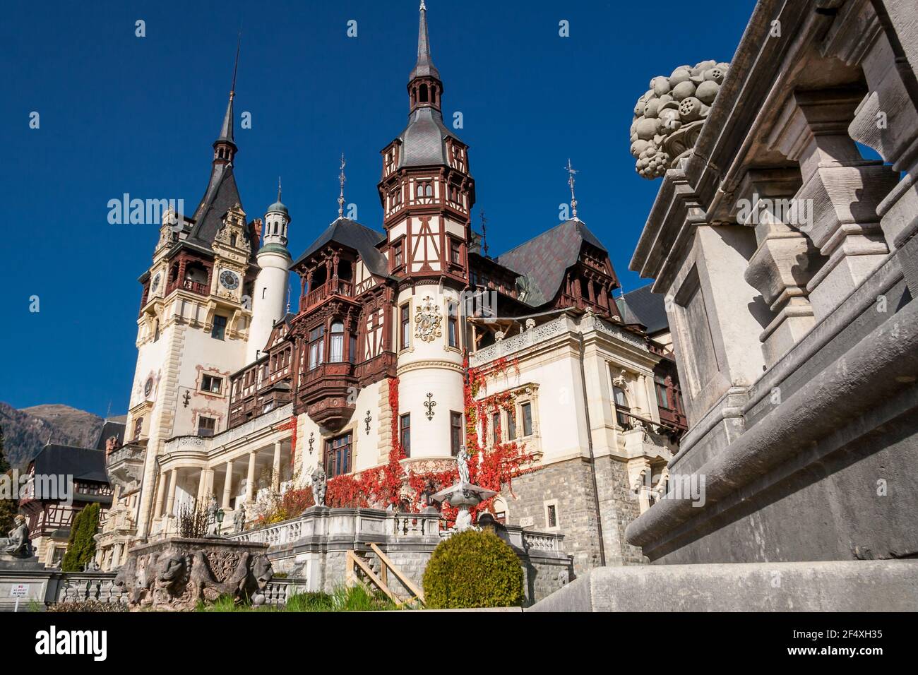 Schöne berühmte Peles Royal Castle und Ziergarten in der Herbstsaison. Gebäude im Stil der deutschen Neorenaissance. Sinaia, Bezirk Prahova, Tal auf den Karpaten. Unesco-Weltkulturerbe Stockfoto