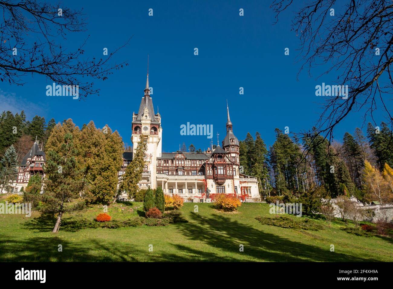Schöne berühmte Peles Royal Castle und Ziergarten in der Herbstsaison. Gebäude im Stil der deutschen Neorenaissance. Sinaia, Bezirk Prahova, Tal auf den Karpaten. Unesco-Weltkulturerbe Stockfoto