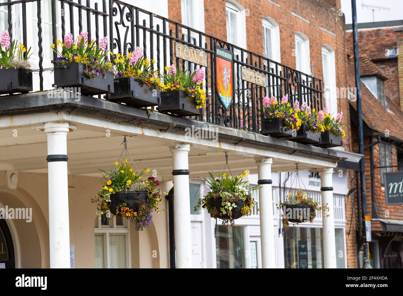 Tenterden Town Hall floral Display, hängende Körbe, High Street, kent, großbritannien Stockfoto