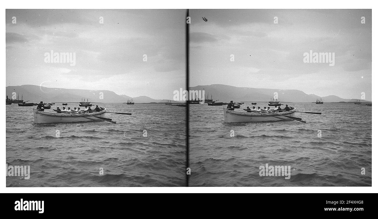 Spitzbergen (Norwegen). Segler in einem Ruderboot in der Crossbay (?) (Wahrscheinlich Außenboote) Stockfoto
