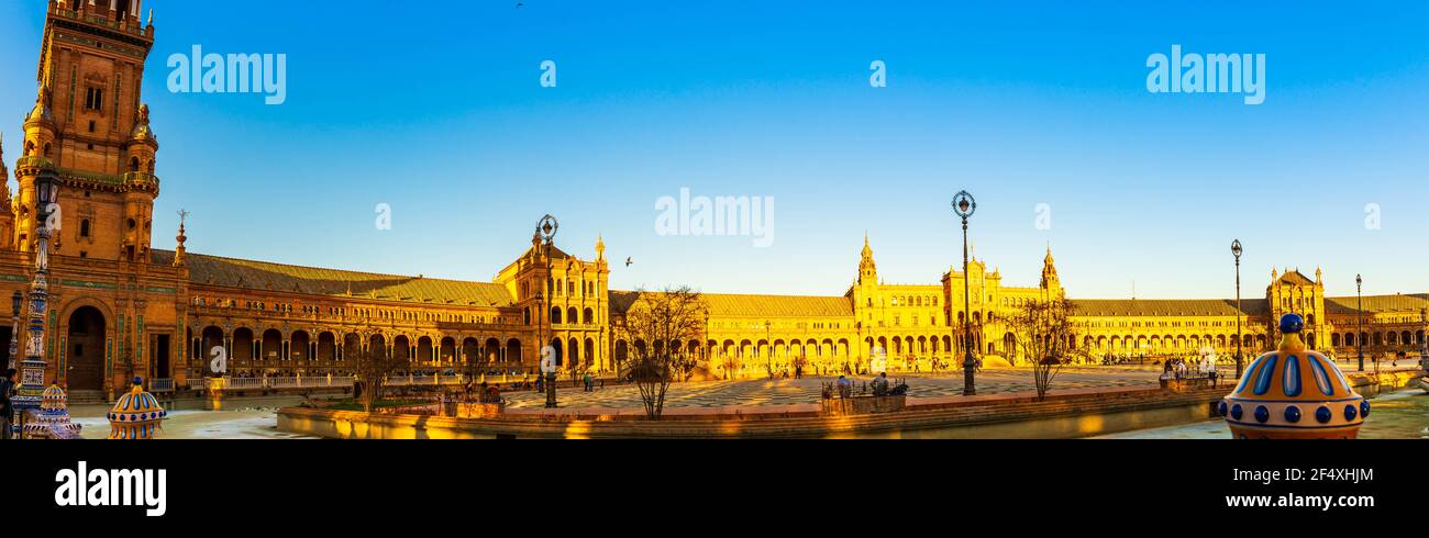 Spanische Schritte am Ende des Tages, in Sevilla, Andalusien, Spanien Stockfoto