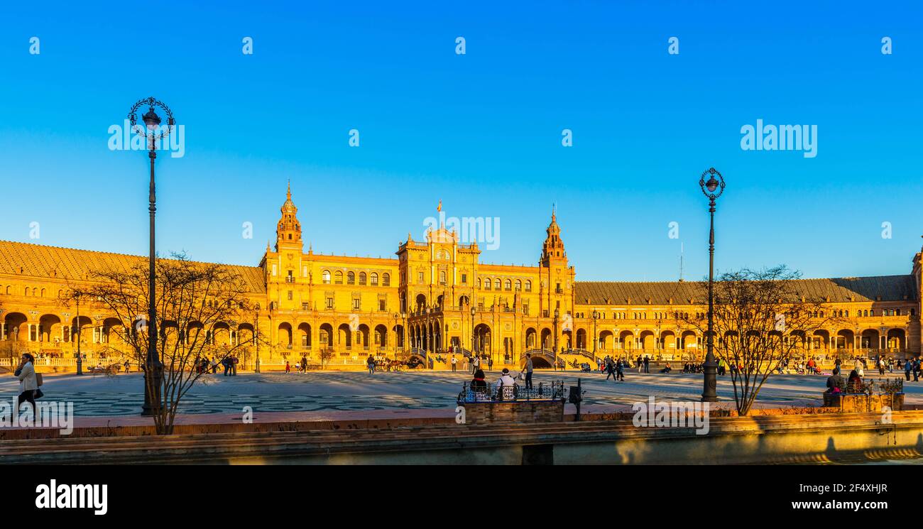 Spanische Schritte am Ende des Tages, in Sevilla, Andalusien, Spanien Stockfoto