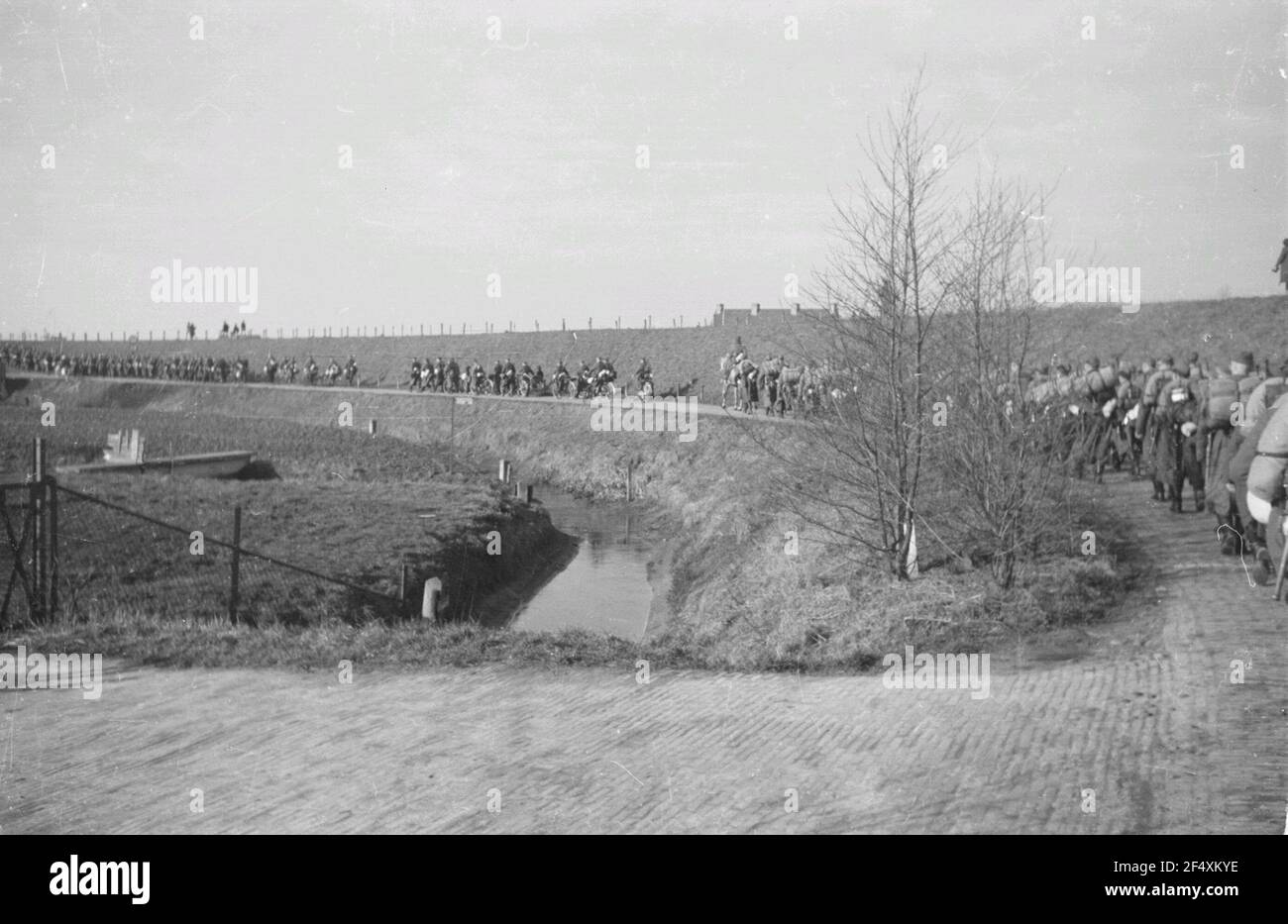 Zweiter Weltkrieg. Niederlande. Marsch Bildung der deutschen Wehrmacht auf einem Deich (vermutlich Abfahrt zur Verlegung an die Ostfront) Stockfoto