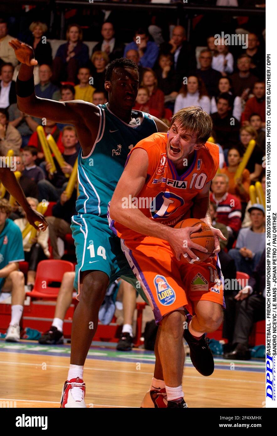 BASKETBALL - FRANZÖSISCHE MEISTERSCHAFT PRO A - 2003/2004 - LE MANS VS PAU - 11/04/2004 - FOTO : OLIVIER GAUTHIER / DPPI SANDRO NICEVIC / LE MANS - JOHAN PETRO / PAU ORTHEZ Stockfoto