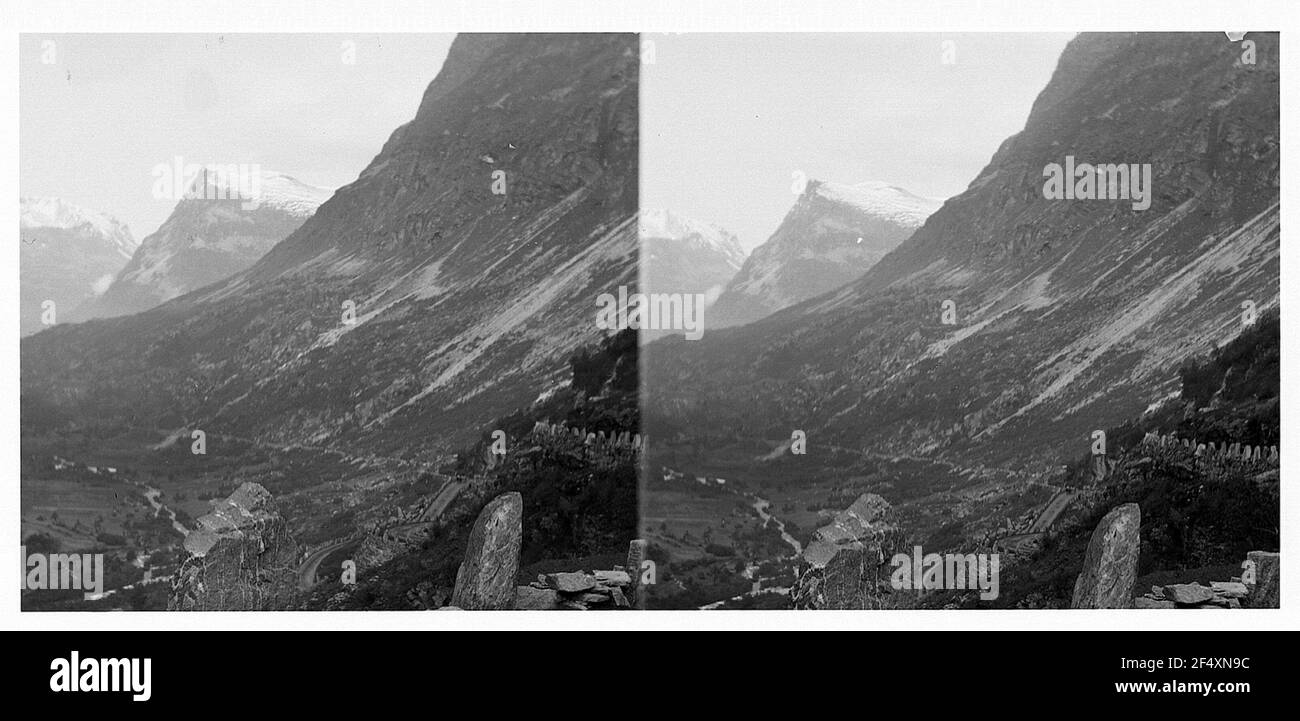 In Merok / Norwegen: Berglandschaft. Straße führt in die Berglandschaft von Merok Stockfoto