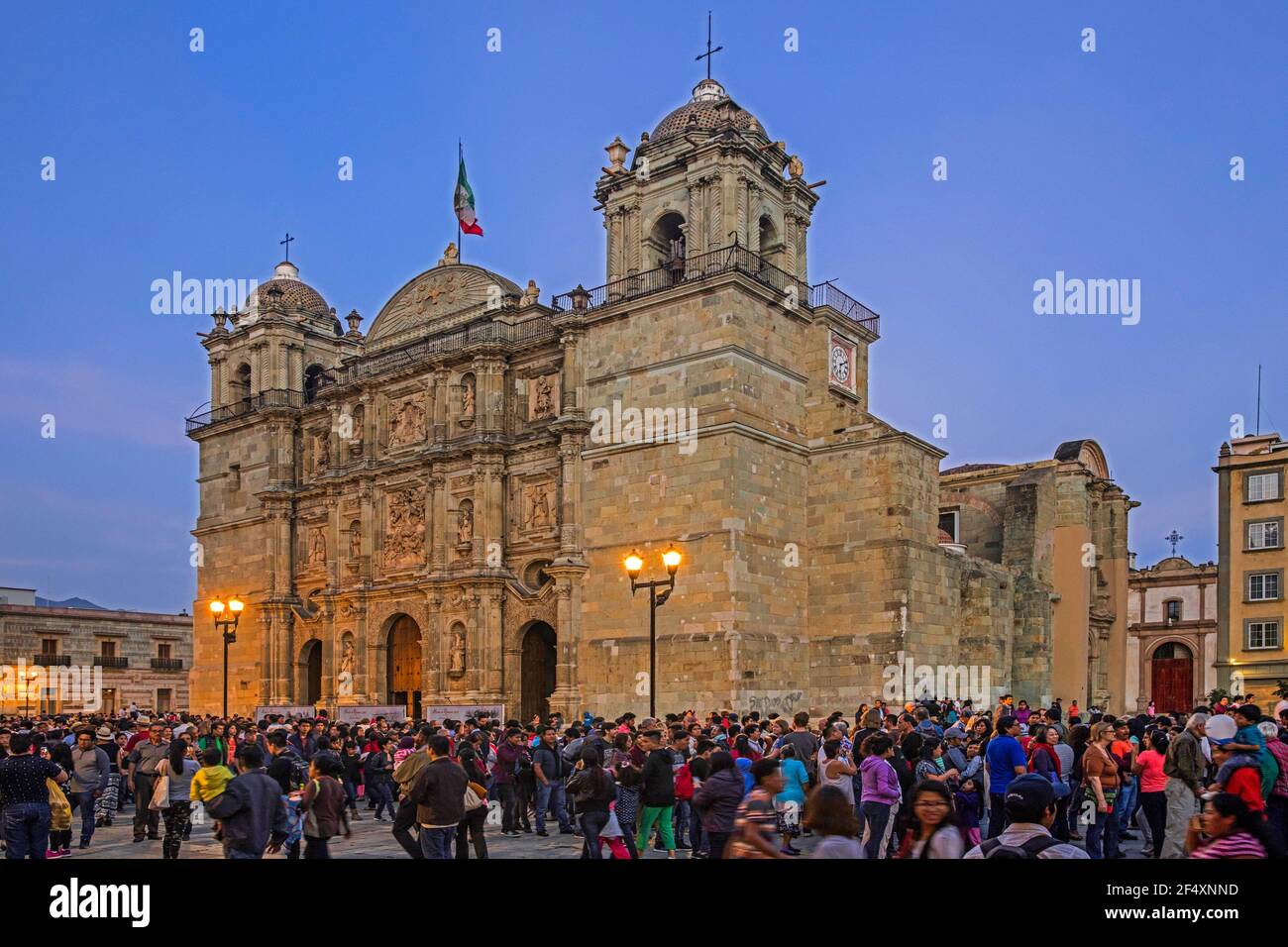 Kathedrale unserer Lieben Frau von der Himmelfahrt / Catedral Metropolitana de Nuestra Señora de la Asunción bei Sonnenuntergang in Oaxaca-Stadt, südwestlich von Mexiko Stockfoto