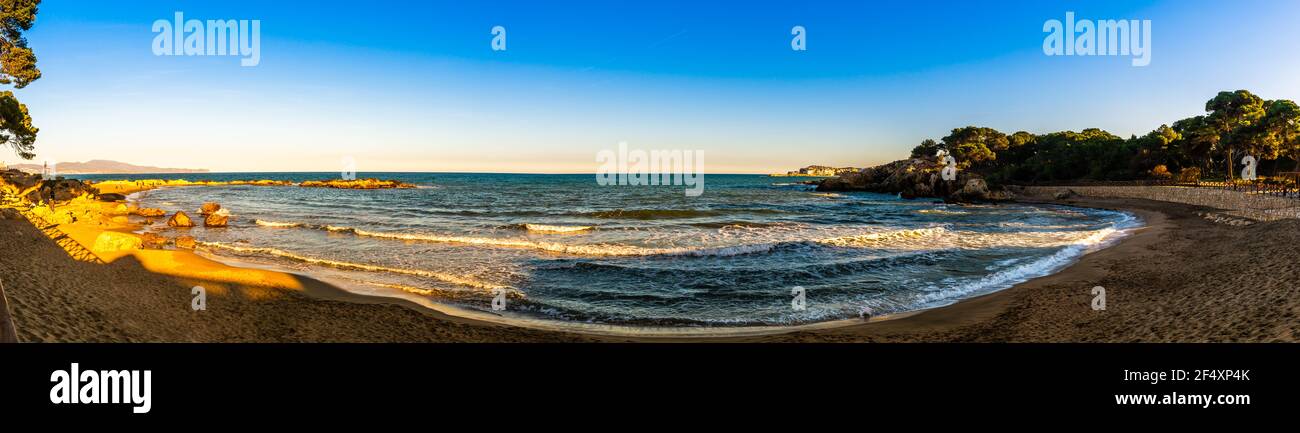 Strand des Dorfes L'Escala, in der Provinz Girona, an der Costa Brava, in Katalonien, Spanien Stockfoto