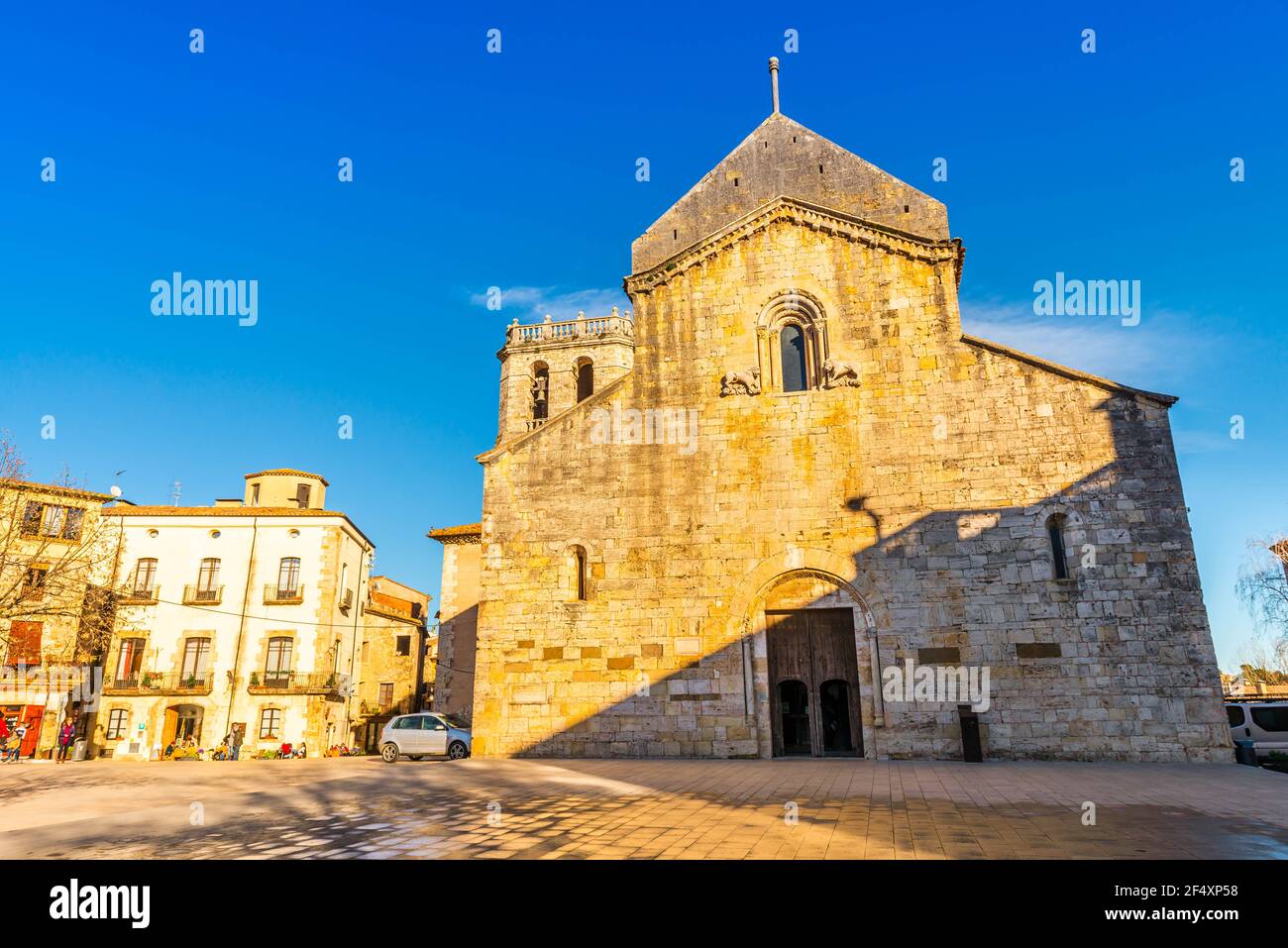 Panorama des Platzes mit der Kirche St. Vincent de Besalú im Zentrum des mittelalterlichen Dorfes Katalonien, Spanien Stockfoto