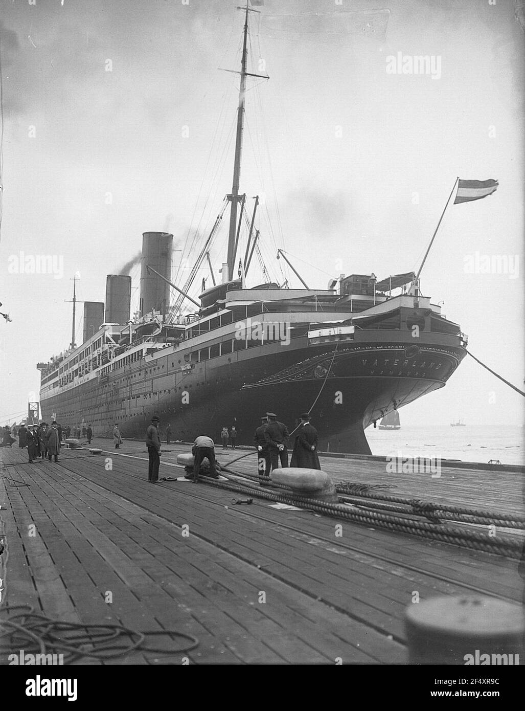 Hamburg-America Line 'Vaterland' Hamburg (Zweiter Dampfer der Kaiser-Klasse von Hapag) An einem Kai Stockfoto