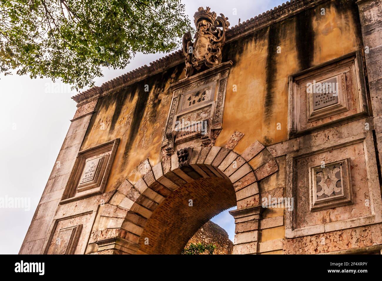 Eingangstür des Schlosses Saint Georges in Lissabon in Portugal Stockfoto