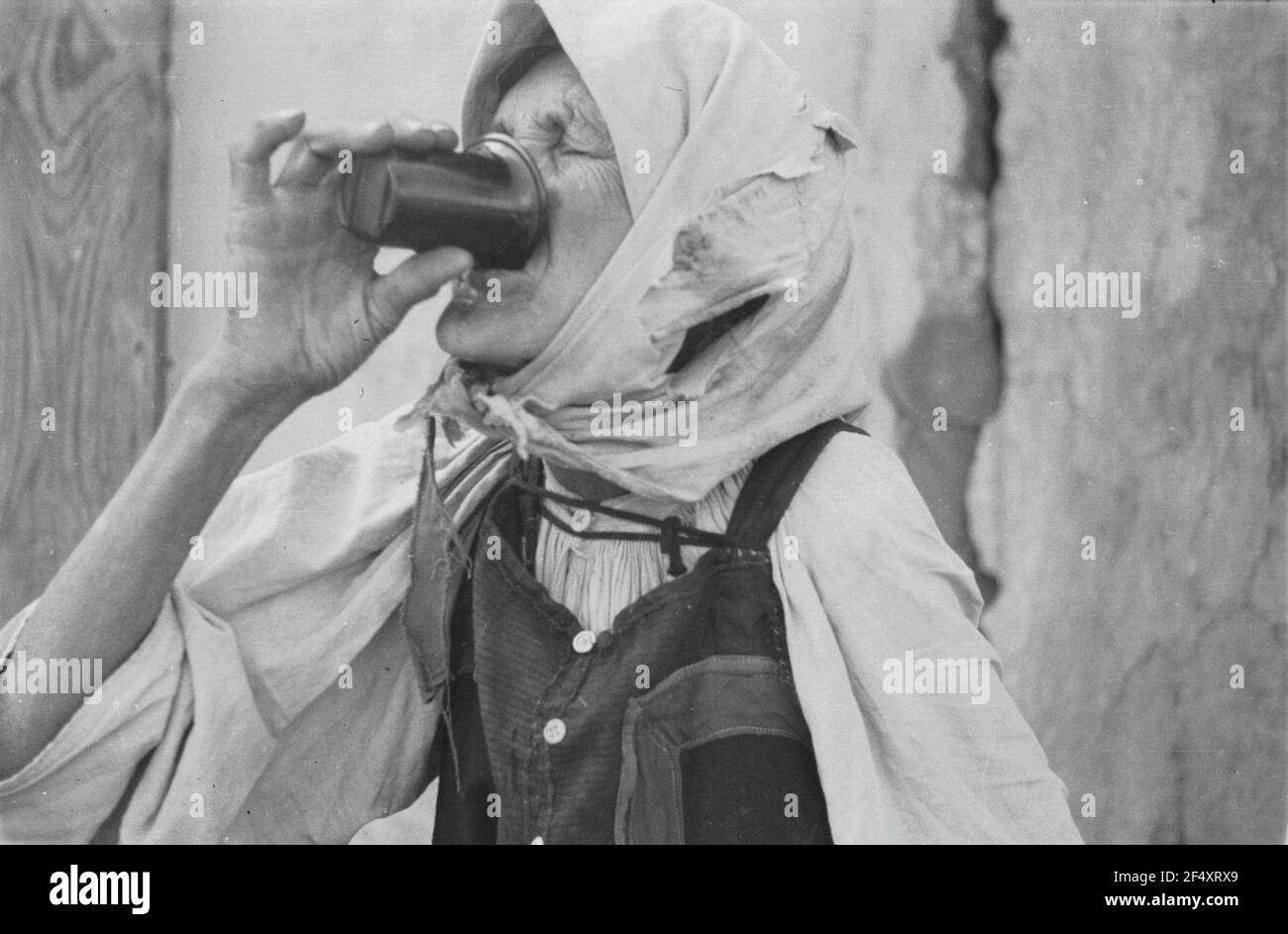 Zweiter Weltkrieg. Für die Abrechnung. Sowjetunion. Trinkende alte Bauernfrau Stockfoto