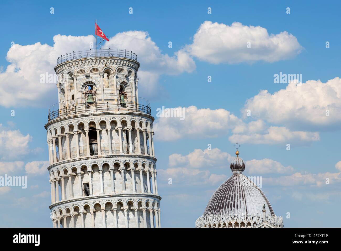 Pisa Turm und Kuppel der Kathedrale von Pisa in Italien. Blauer Himmel im Hintergrund. Stockfoto