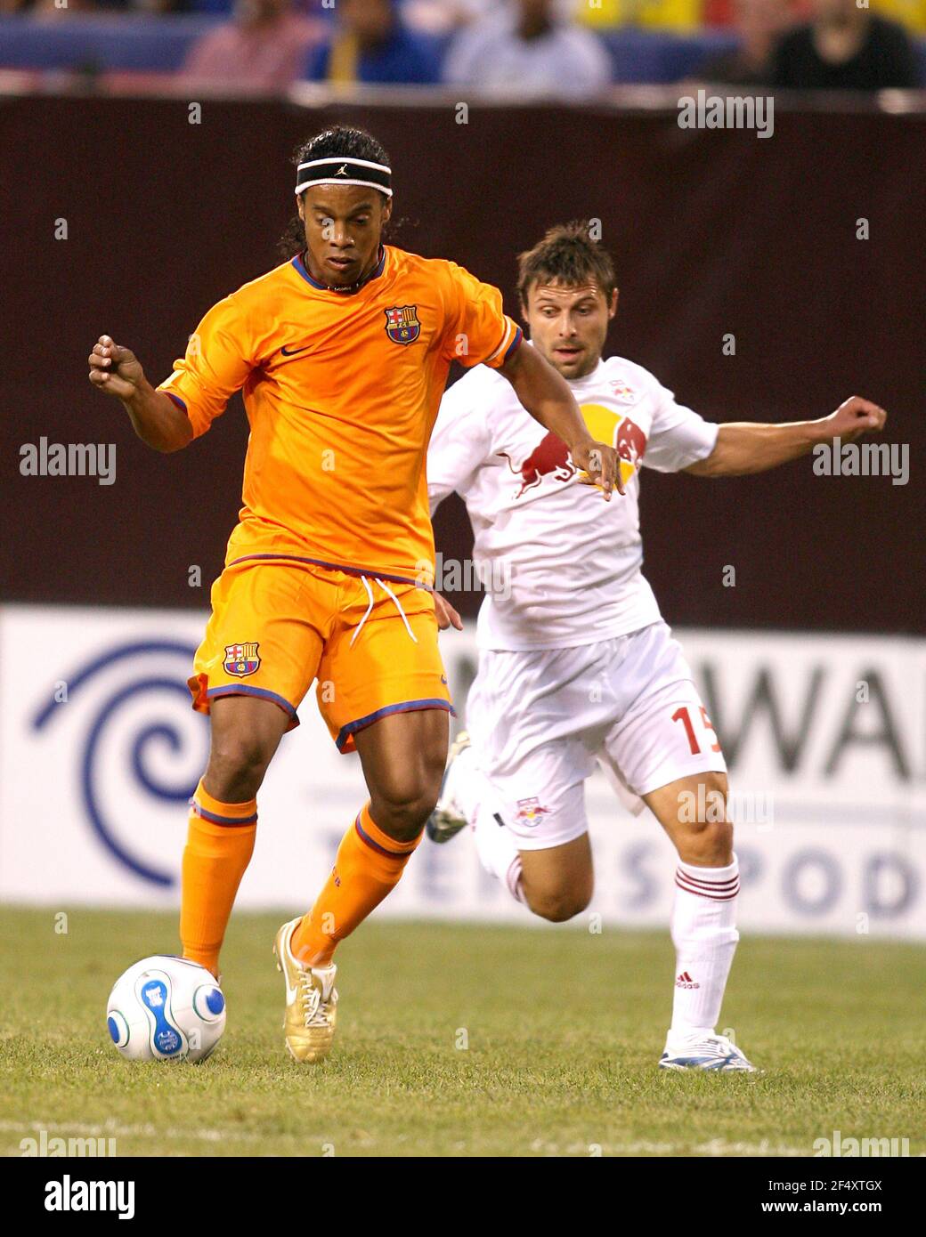 Dema Kovalenko versucht, Ronaldinho zu schließen. FC Barcelona abgerissen New York Red Bulls 4-1 vor über 79.000 Fans in Giants Stadion, East Rutherf Stockfoto