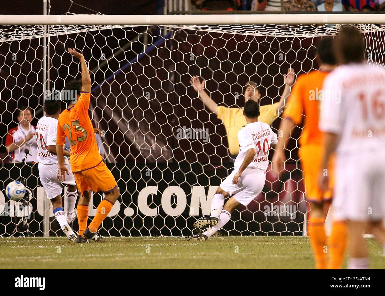 Youri Djorkaeff punktet für die Red Bulls. FC Barcelona abgerissen New York Red Bulls 4-1 vor über 79.000 Fans in Giants Stadion, East Rutherford, N Stockfoto Youri Djorkaeff punktet für die Red Bulls. FC Barcelona abgerissen New York Red Bulls 4-1 vor über 79.000 Fans in Giants Stadion, East Rutherford, N Stockfoto