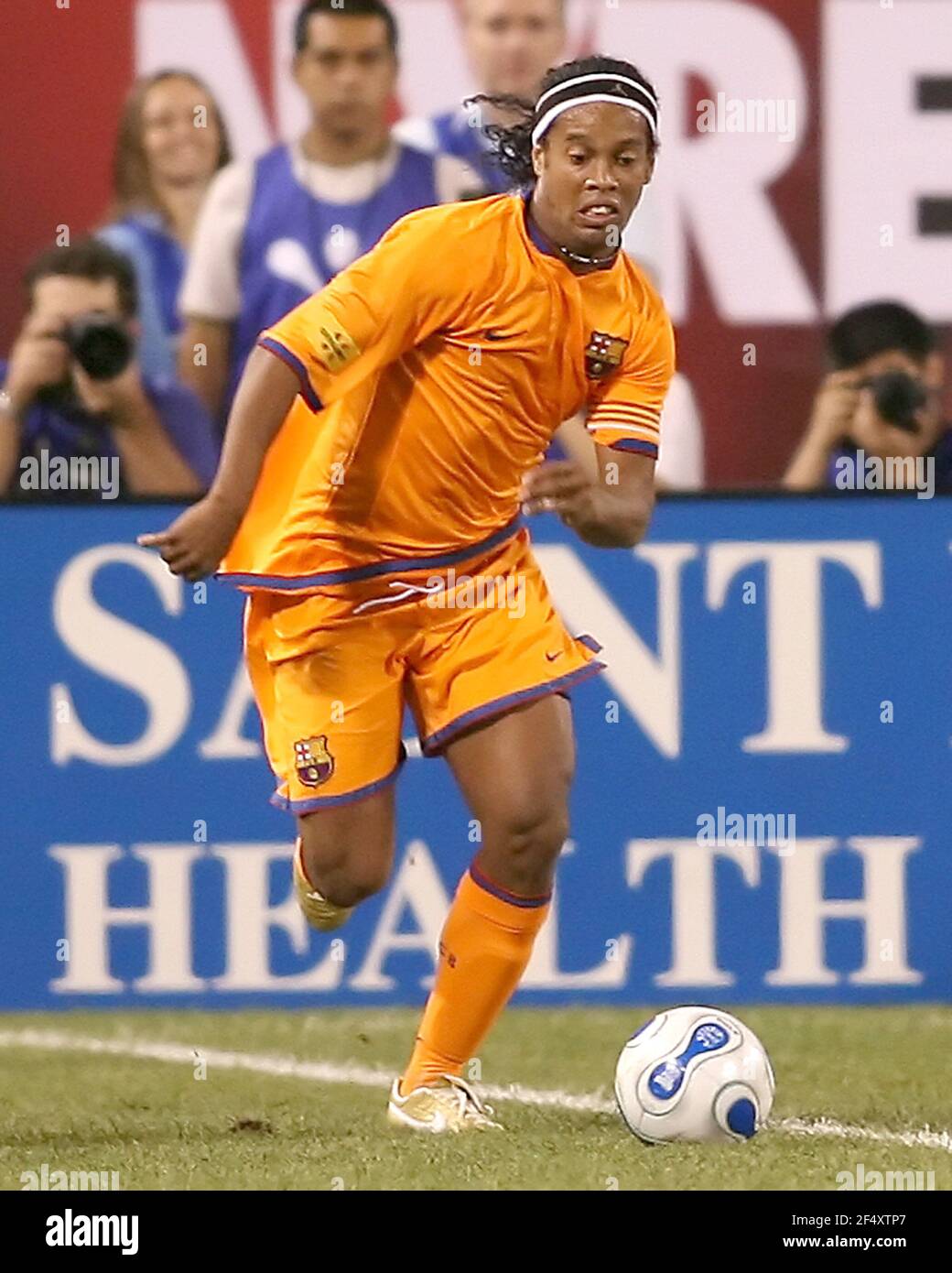 Ronaldinho startet einen Angriff auf den FC Barcelona. FC Barcelona abgerissen New York Red Bulls 4-1 vor über 79.000 Fans in Giants Stadion, East Rutherfor Stockfoto