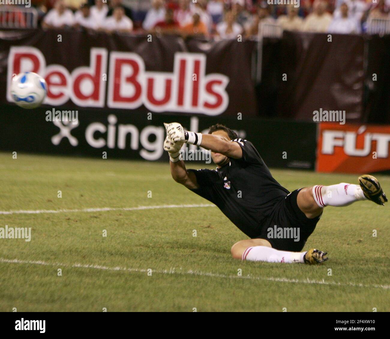 Tony Meola schlägt im Match klar. FC Barcelona abgerissen New York Red Bulls 4-1 vor über 79.000 Fans in Giants Stadion, East Rutherford, Stockfoto