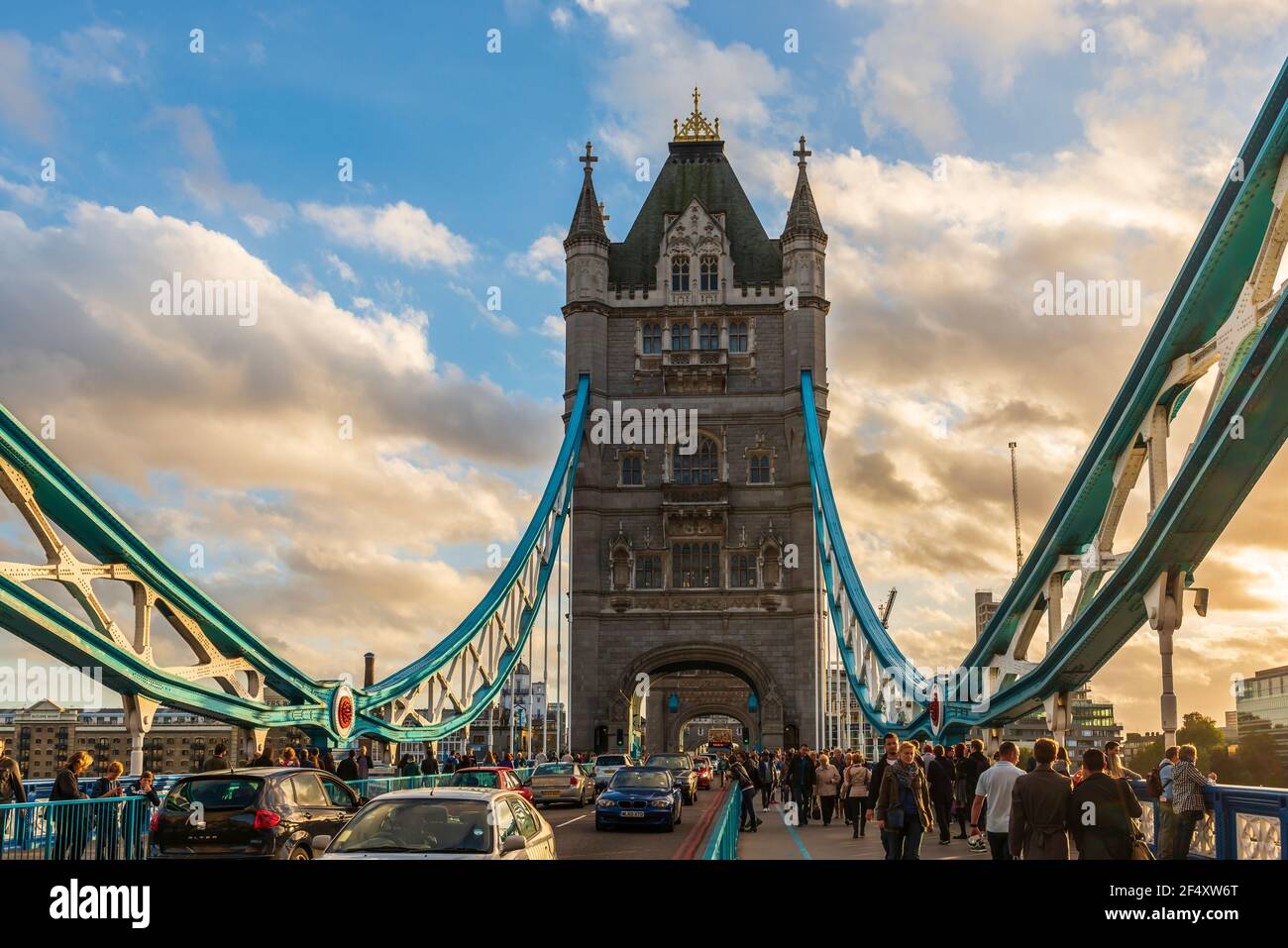 Die berühmte Tower Bridge über der Themse mit ihren Touristen in London, England, Großbritannien Stockfoto