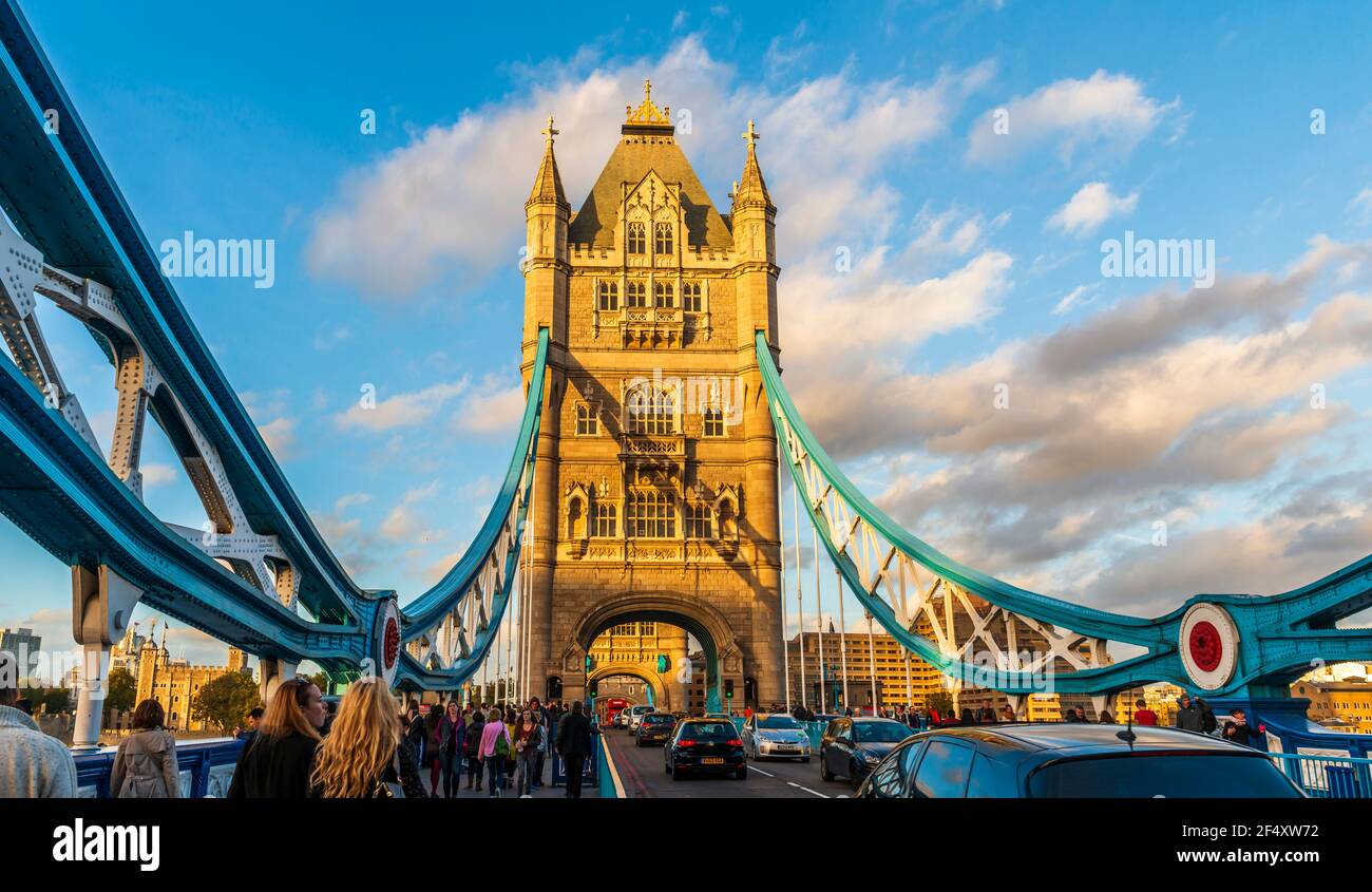 Die berühmte Tower Bridge über der Themse mit ihren Touristen in London, England, Großbritannien Stockfoto
