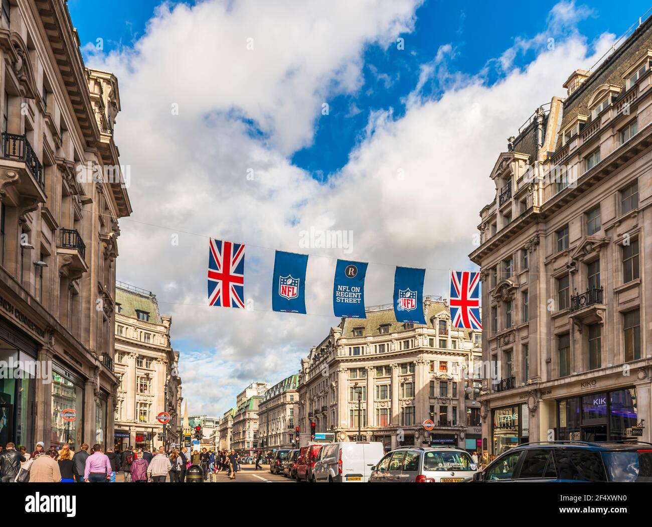 Regent Street mit seinem Auto- und Touristenverkehr, in London, England, Großbritannien Stockfoto