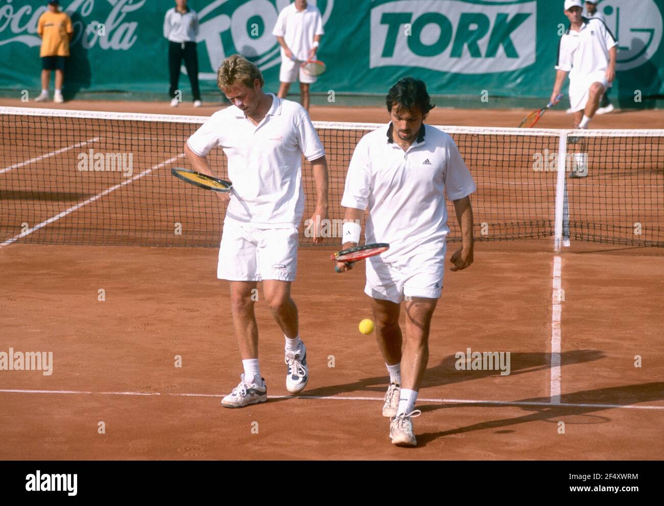 Die spanischen Tennisspieler Alex Lopez-Moron und der Argentinier Andres Schneiter, 2003 Stockfoto