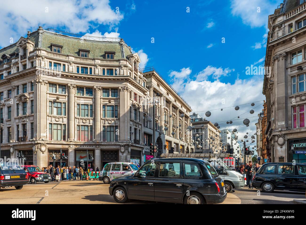 Regent Street mit seinem Auto- und Touristenverkehr, in London, England, Großbritannien Stockfoto
