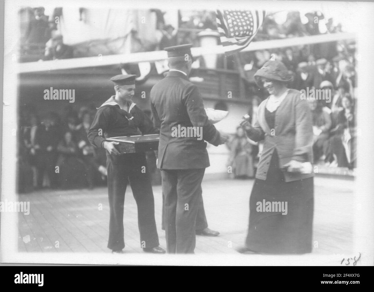 Weltreise. Hochsee-Passagierdampfer Cleveland, Aufnahmen an Bord. Siegerehrung für den Eierlauf während des On-Board-Spiels an Deck des Cleveland Stockfoto