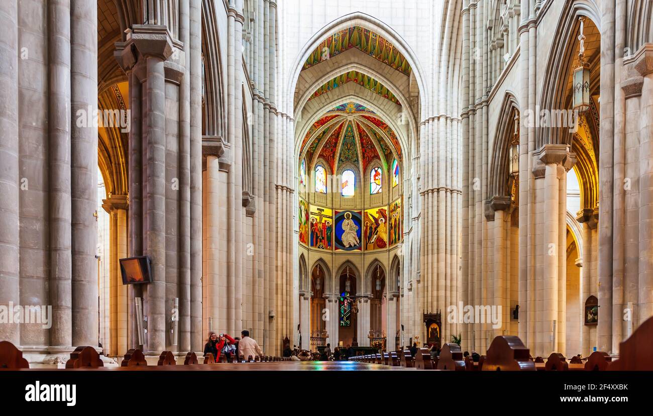 Innenraum der Catedral de Santa María La Real de La Almudena in Madrid in Kastilien, Spanien Stockfoto