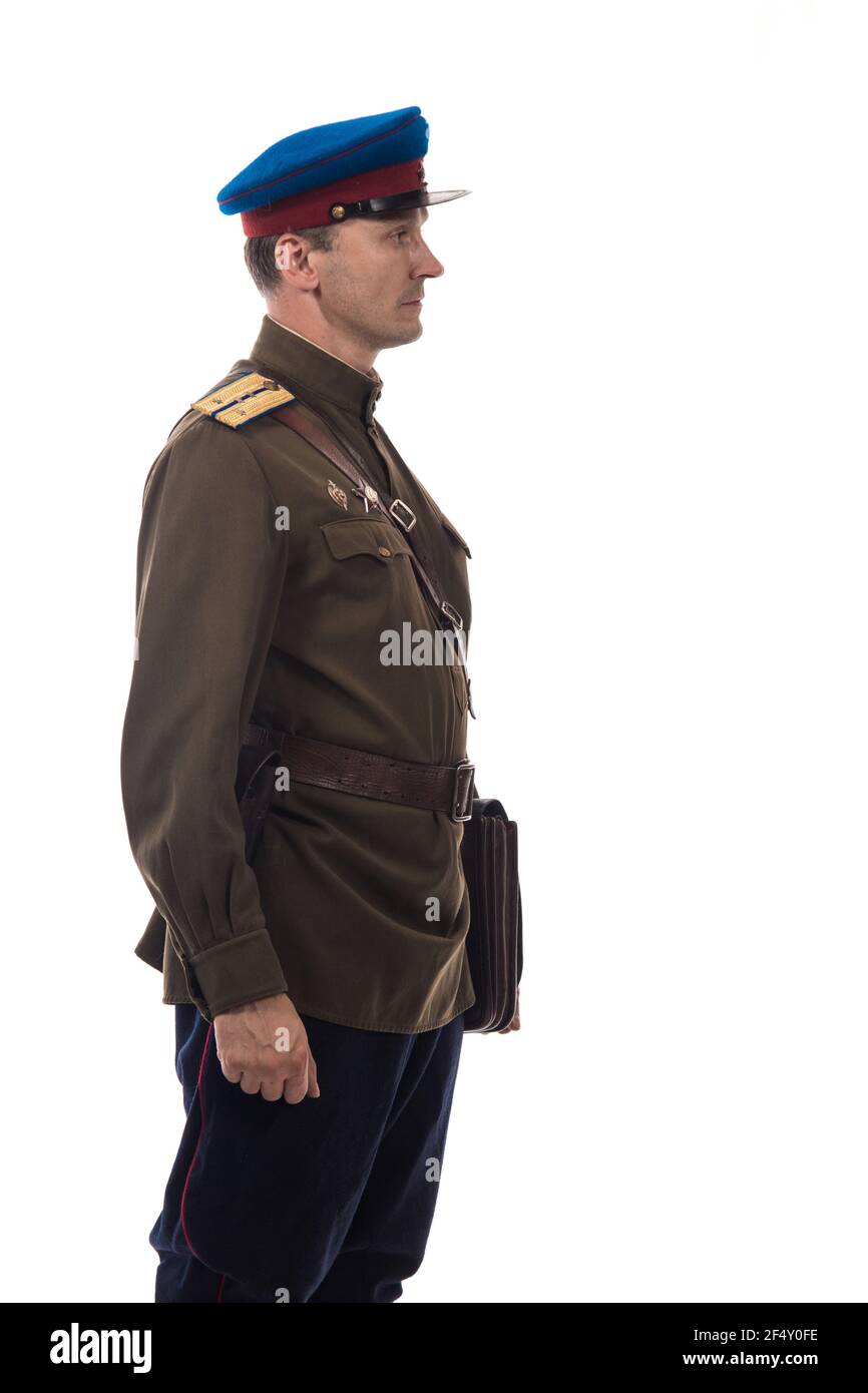 Mann Schauspieler in Form eines Offizierskapitäns Volk Kommissariat für innere Angelegenheiten Russlands aus dem Zeitraum 1943-1945 Posiert auf weißem Hintergrund Stockfoto