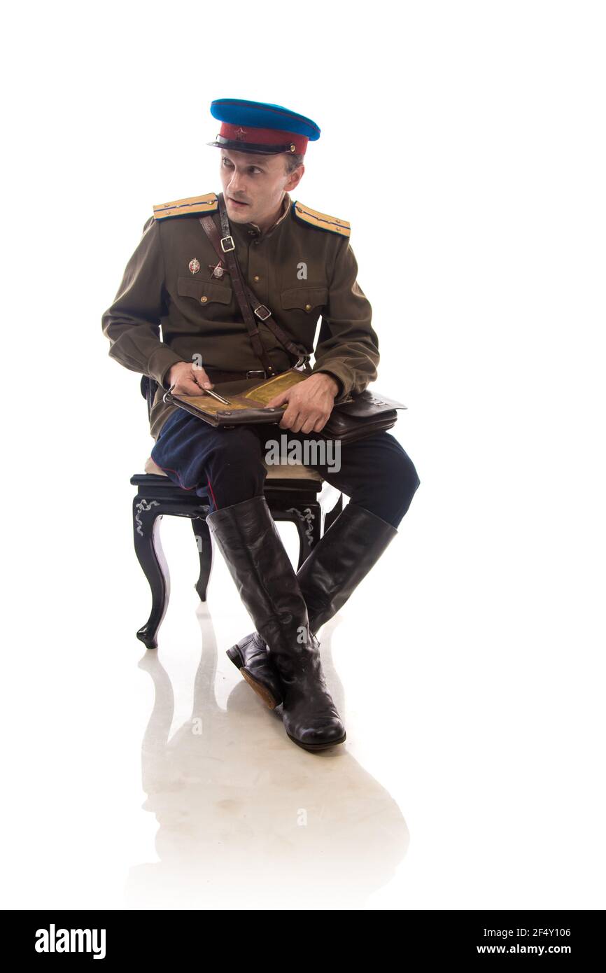 Mann Schauspieler in Form eines Offizierskapitäns Volk Kommissariat für innere Angelegenheiten Russlands aus dem Zeitraum 1943-1945 Schreibt in ein Notizbuch und POS Stockfoto